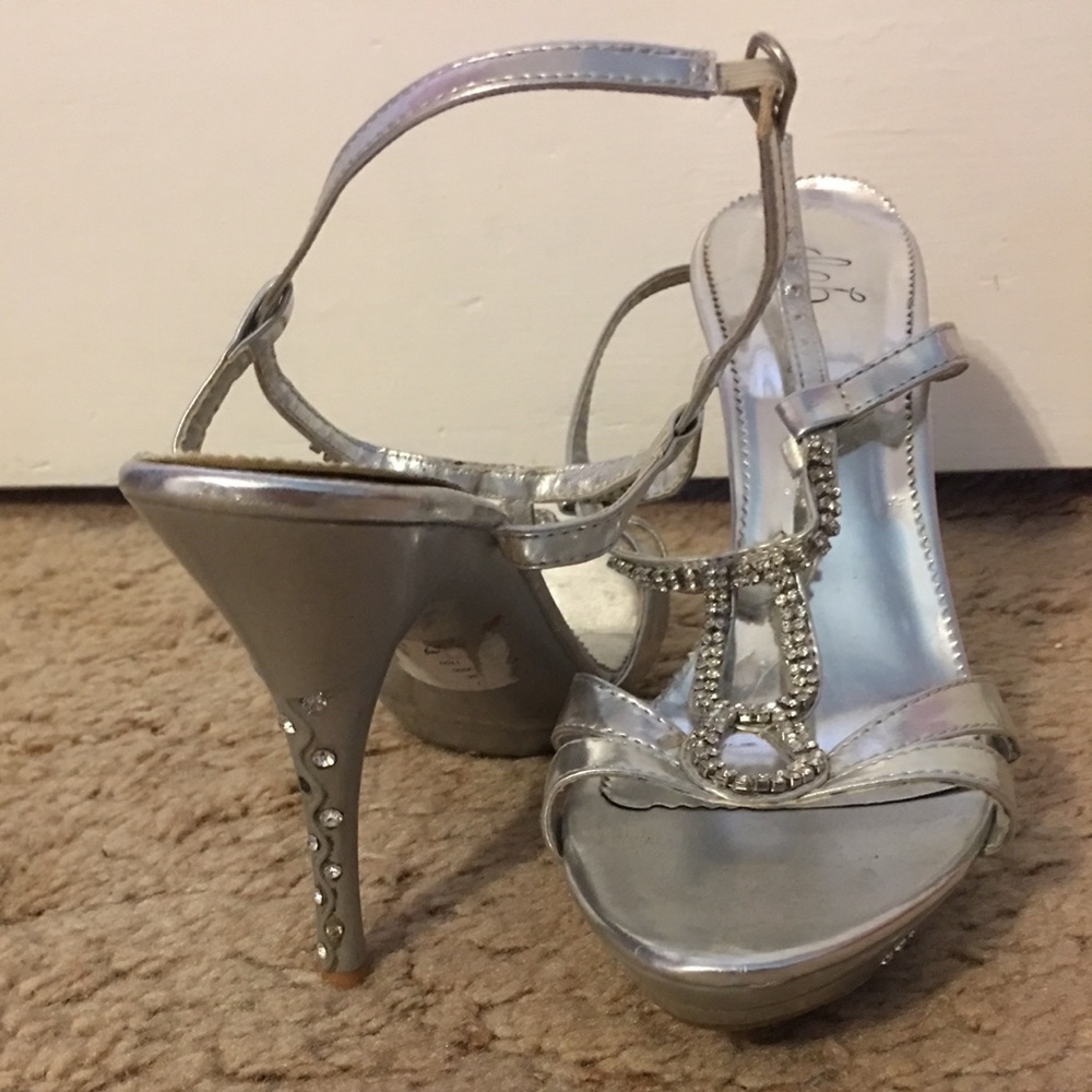 silver heels 👠